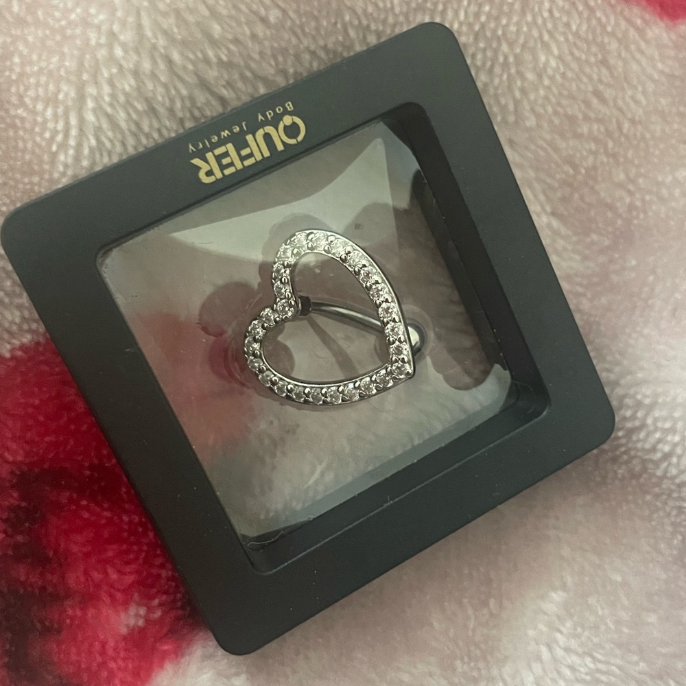 upturned bedazzled heart belly button piercing